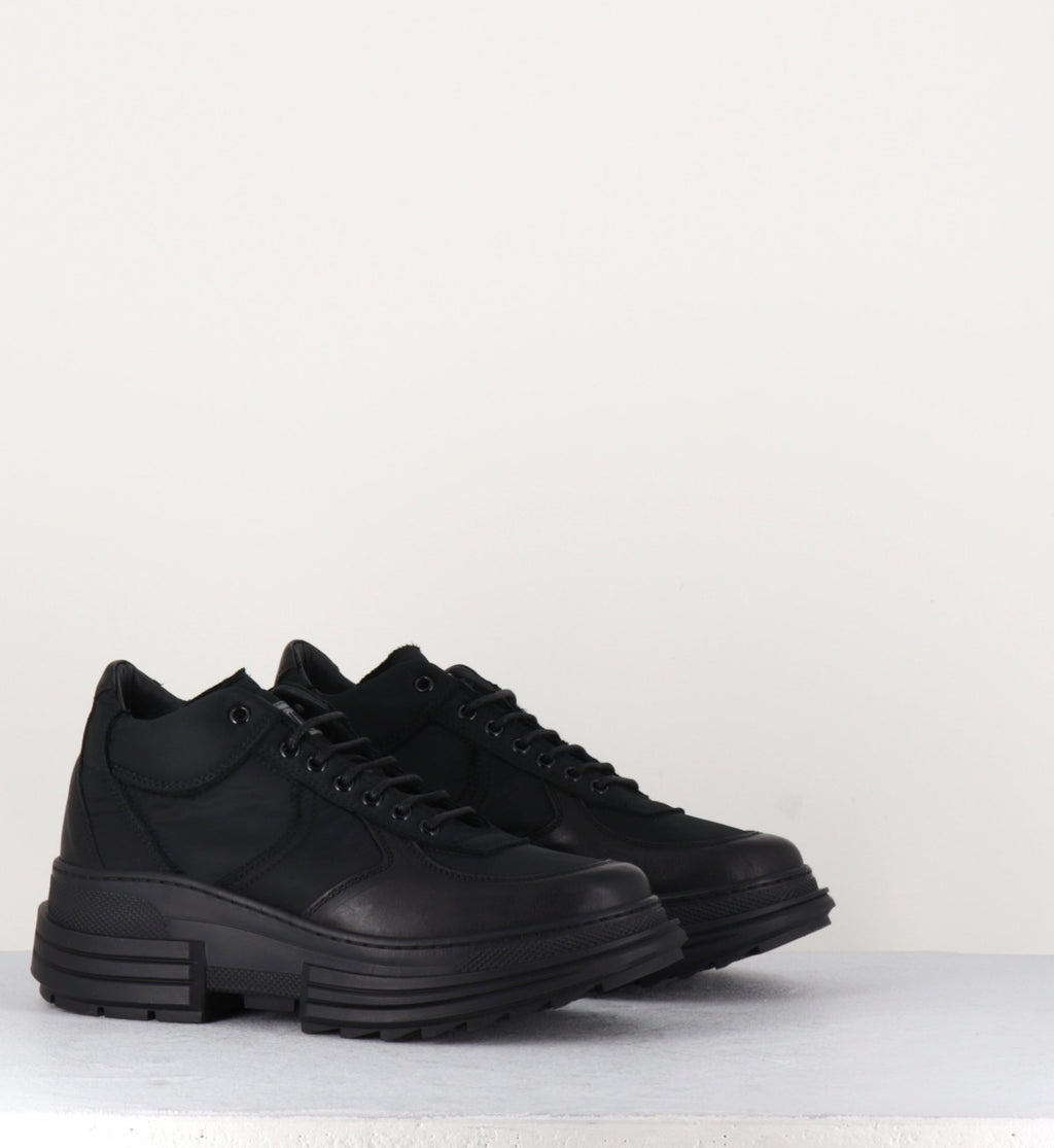 Baskets semelle épaisse en cuir et toile noir Beyond shoes - ALAYNA