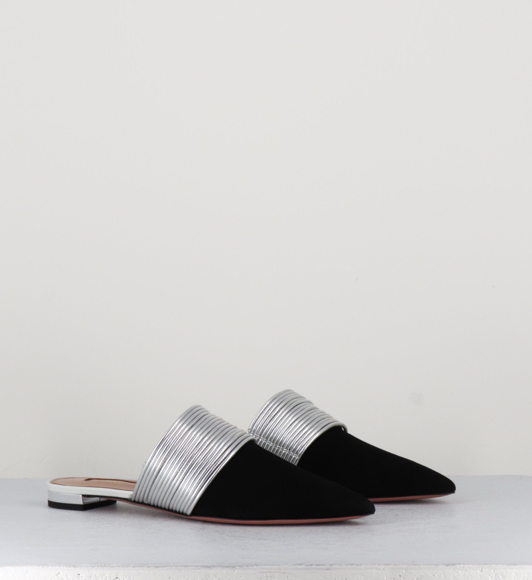 Mules en veau velours noir et  argent RENDEZ VOUS  MULE FLAT - Aquazzura