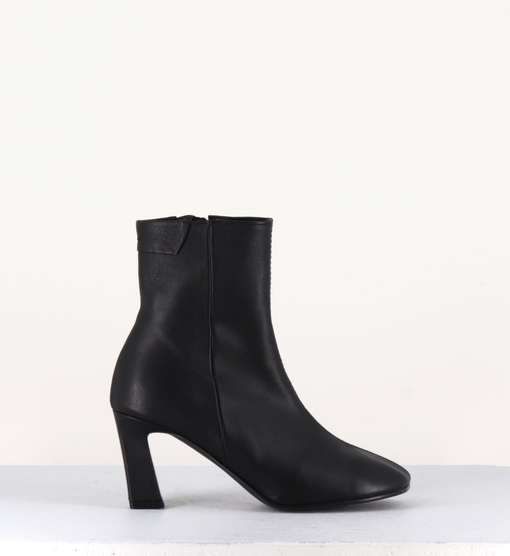 WIDE TOE CLEAN BOOTS