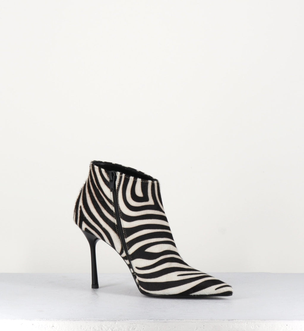 Bottines pointues à talon hauts et poulain zébré noir et blanc Garrice collection - VA0010C