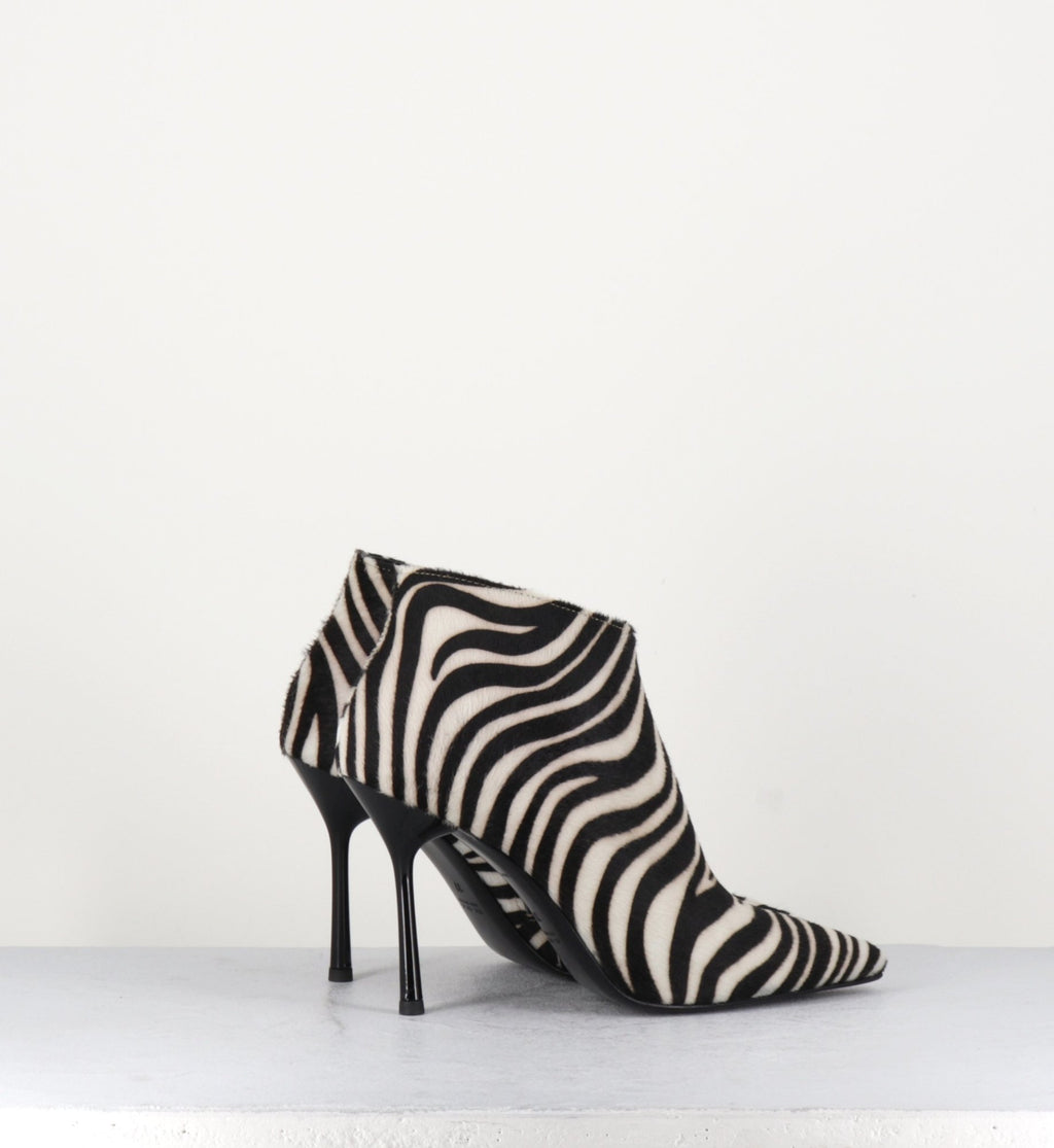 Bottines pointues à talon hauts et poulain zébré noir et blanc Garrice collection - VA0010C