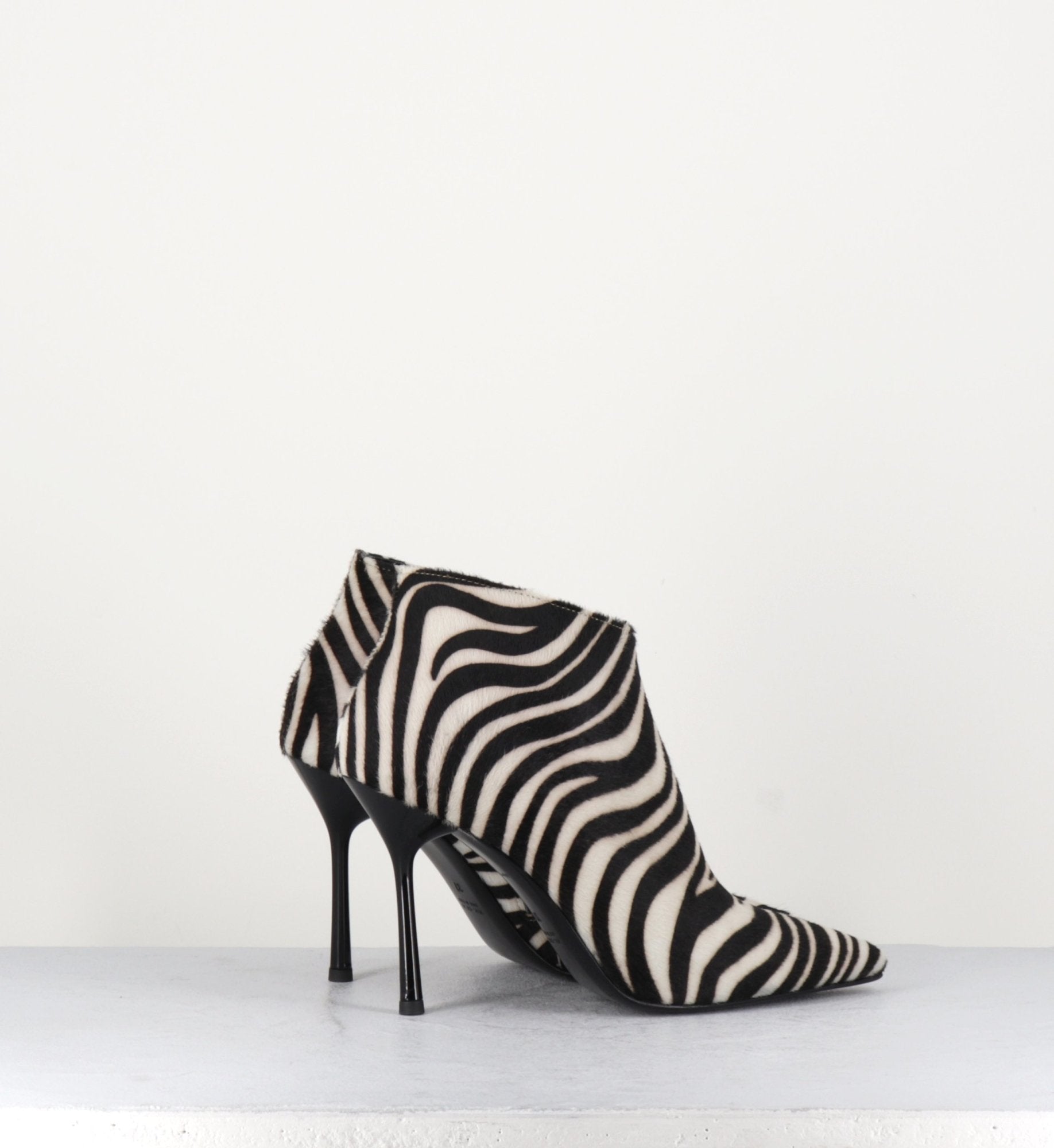 Bottines pointues à talon hauts et poulain zébré noir et blanc Garrice collection - VA0010C
