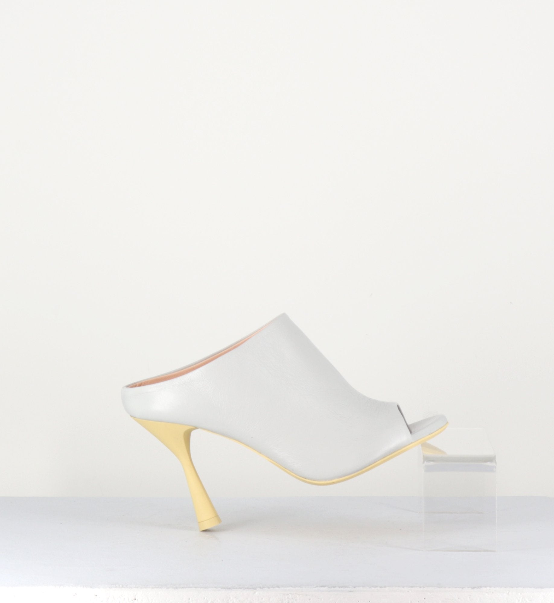 Sandales mules en cuir gris à talon structuré jaune - DEA MULE OFFWHITE