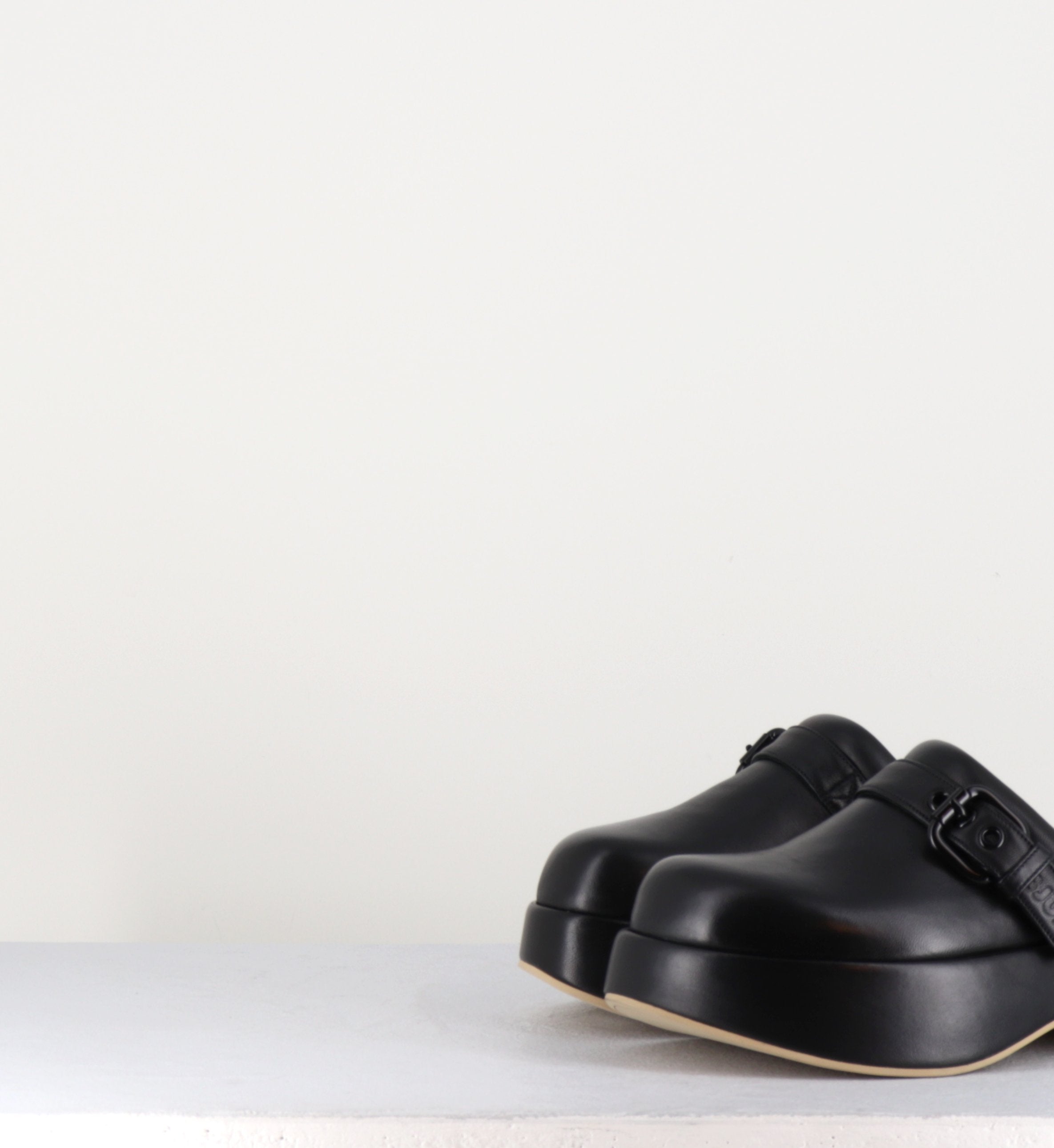 Sabot minimaliste en cuir noir - LIPARI CHAT BLACK