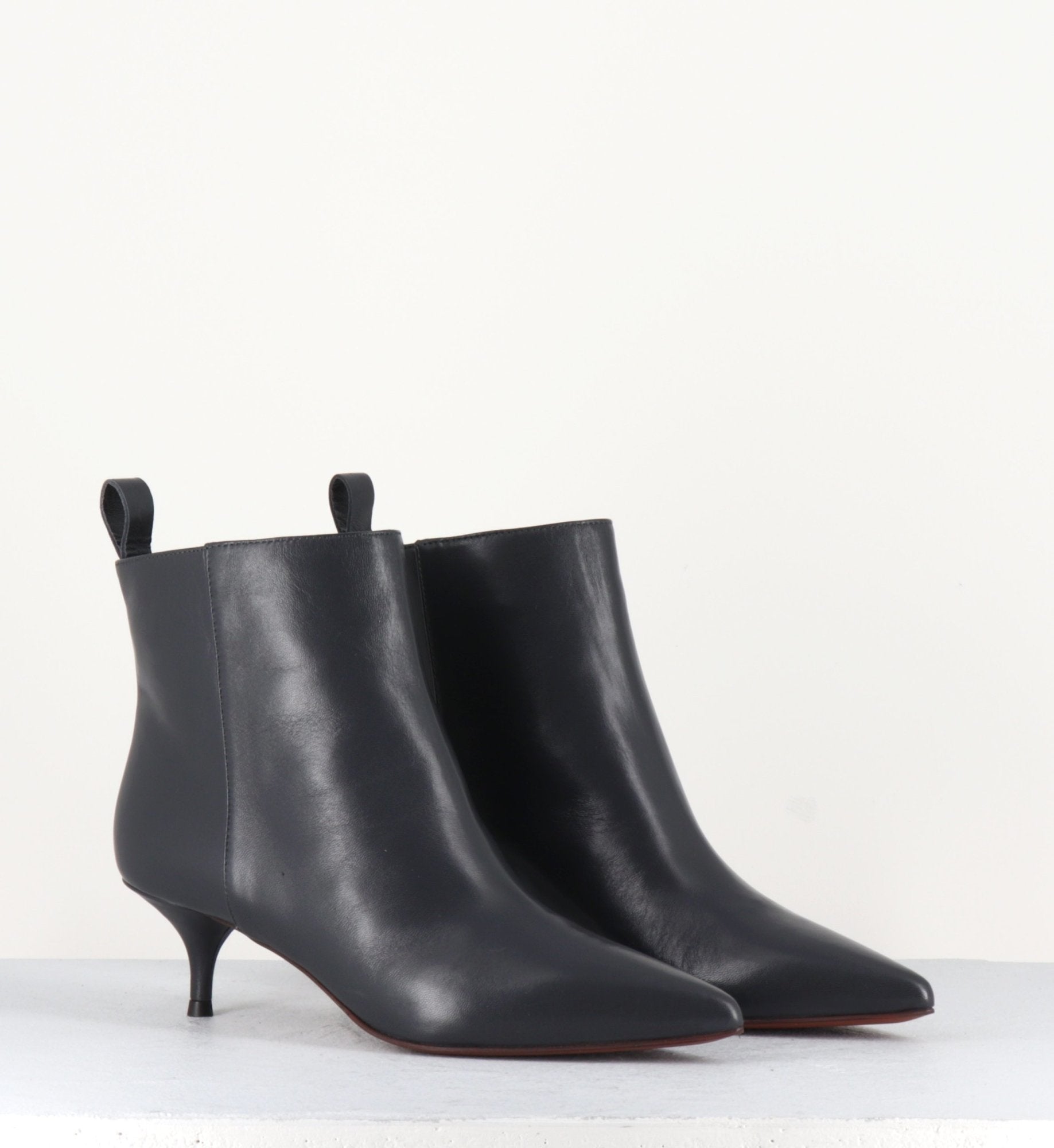 Bottines pointues en cuir gris et petit talon aiguille L'autre Chose - LDH004