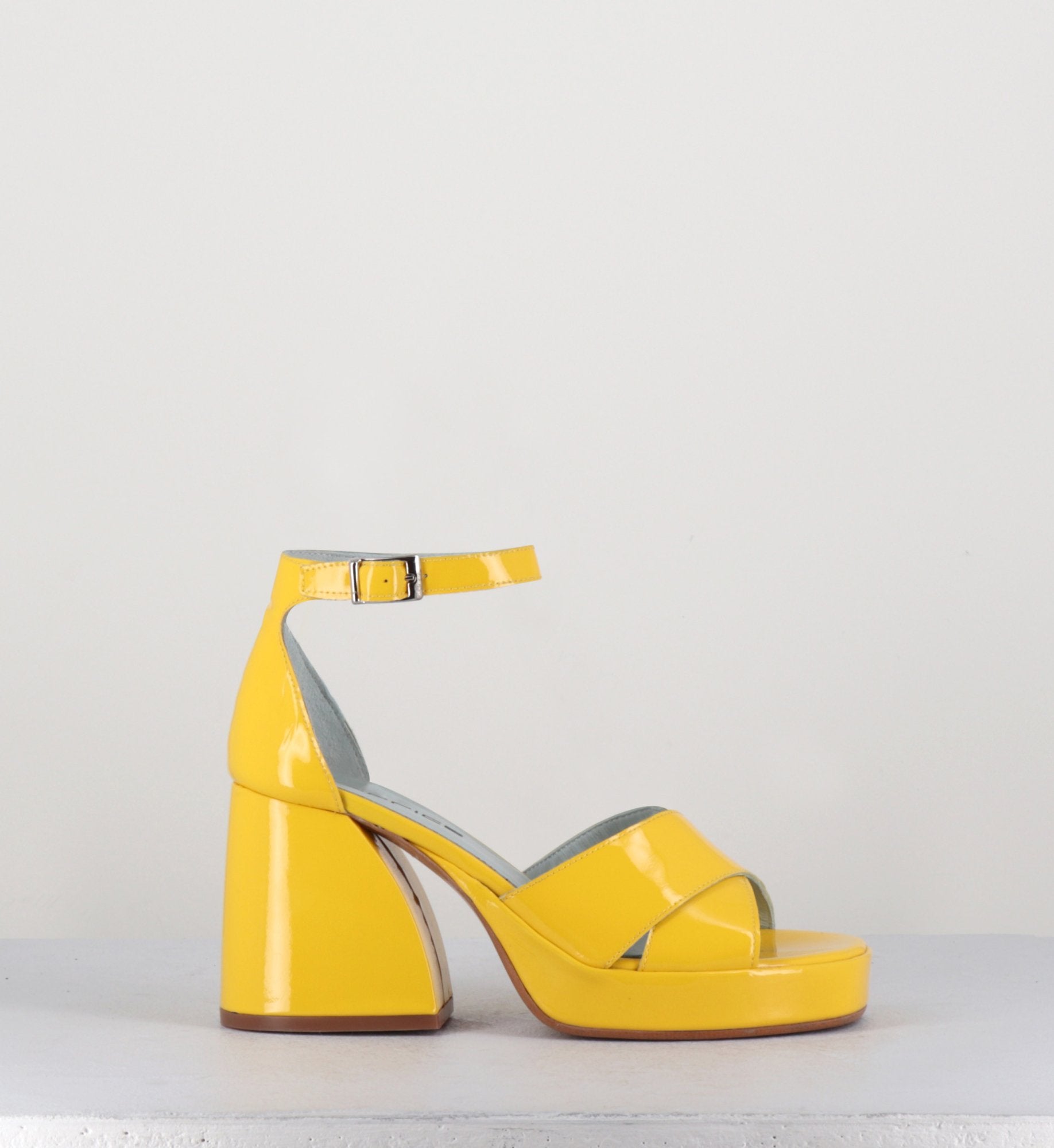 Sandales à plateformes en cuir vernis jaune - CLAUDIA SUN