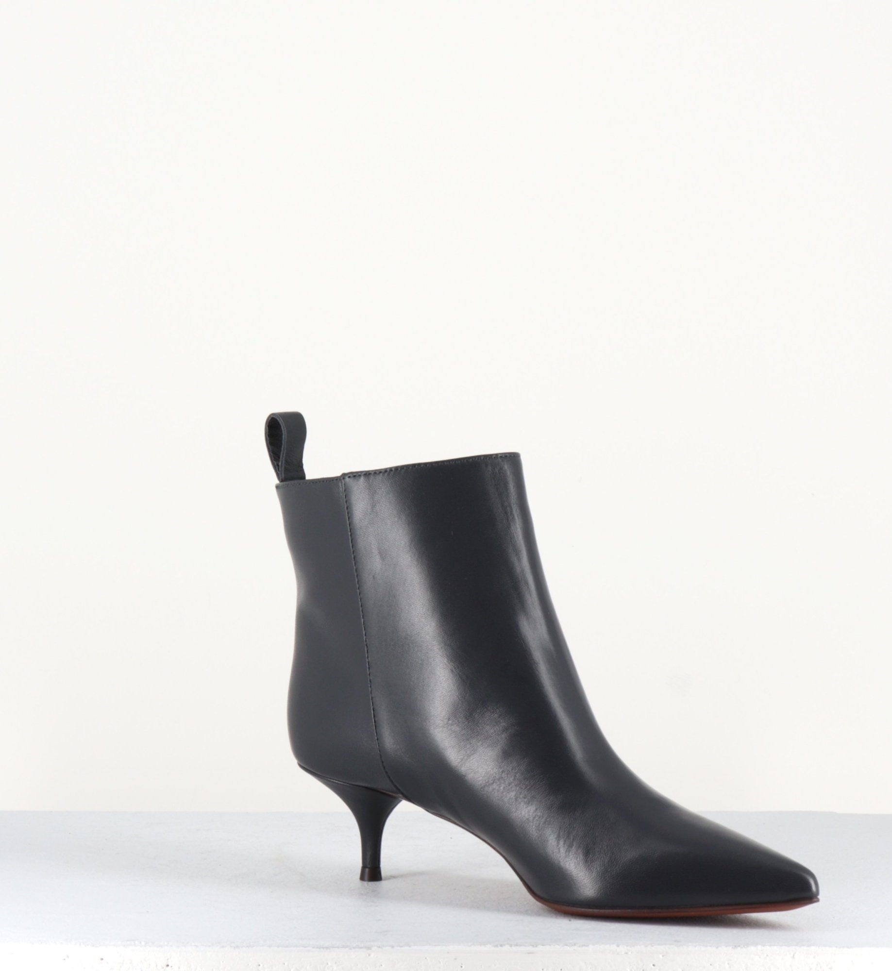 Bottines pointues en cuir gris et petit talon aiguille L'autre Chose - LDH004